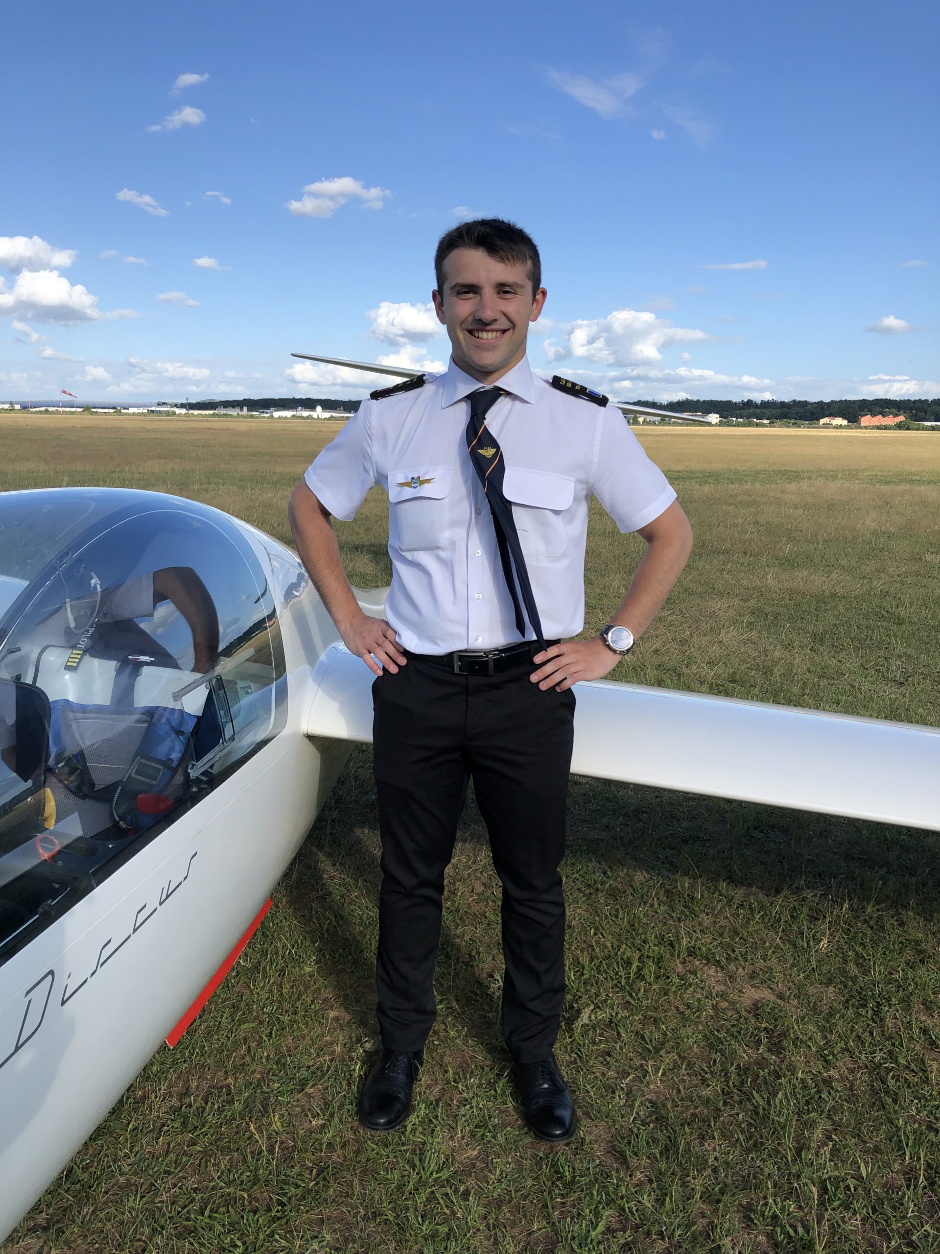 Il n’est pas beau notre cadet de l’air ?