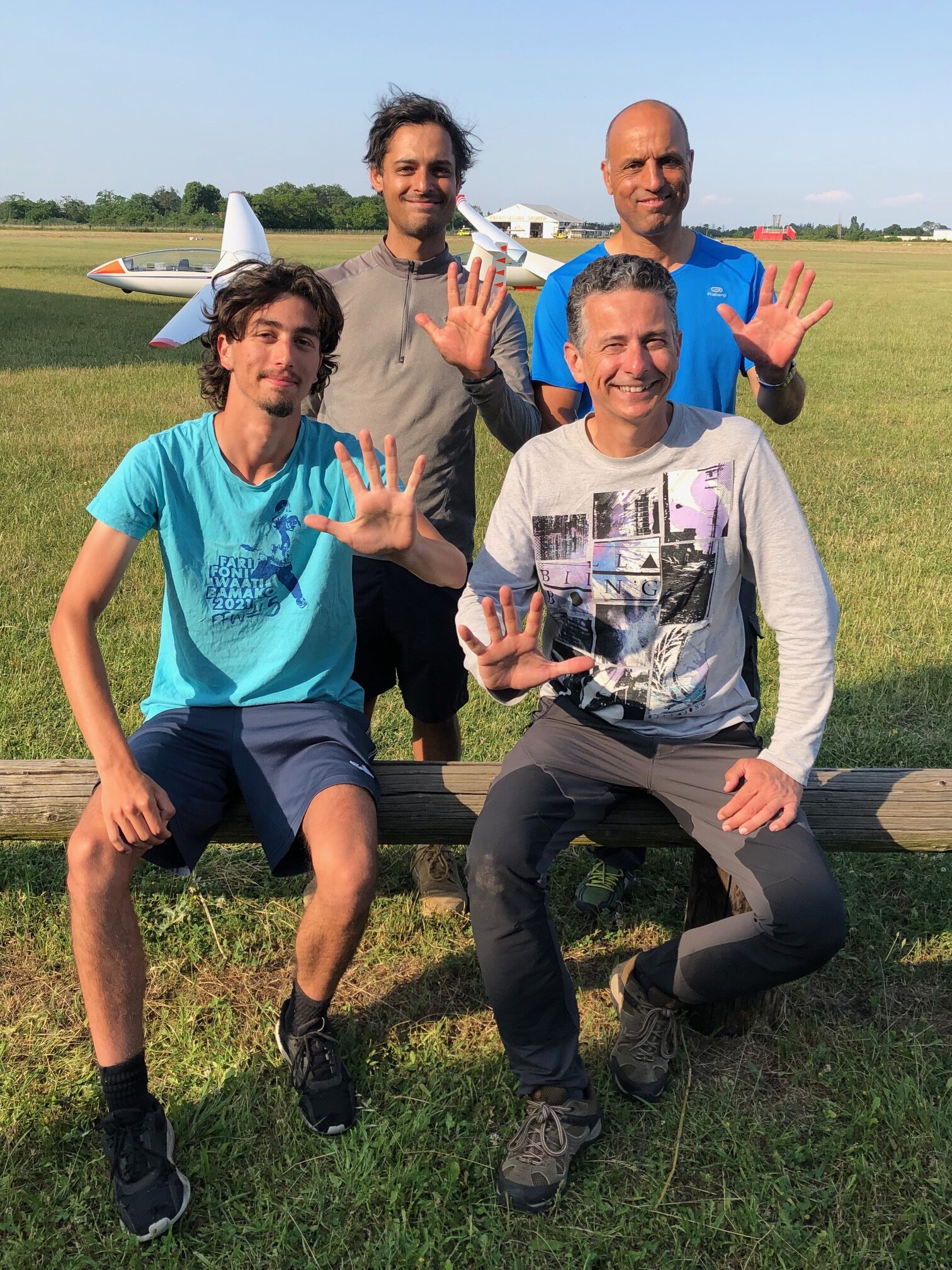 Mahesh en haut a gauche Mourad en haut à droite Victor en bas à gauche et Jean-Philippe en bas à droite après leur épreuve de 5h