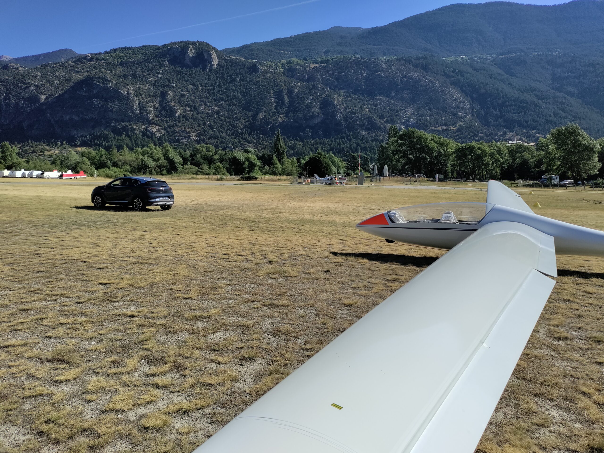 Les planeurs du CVVL sont amenés par les pilotes avec leur voiture