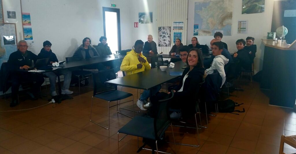 Les élèves de la promotion 2026 assis à leur table écoutent religieusement les explications de Jean-Paul