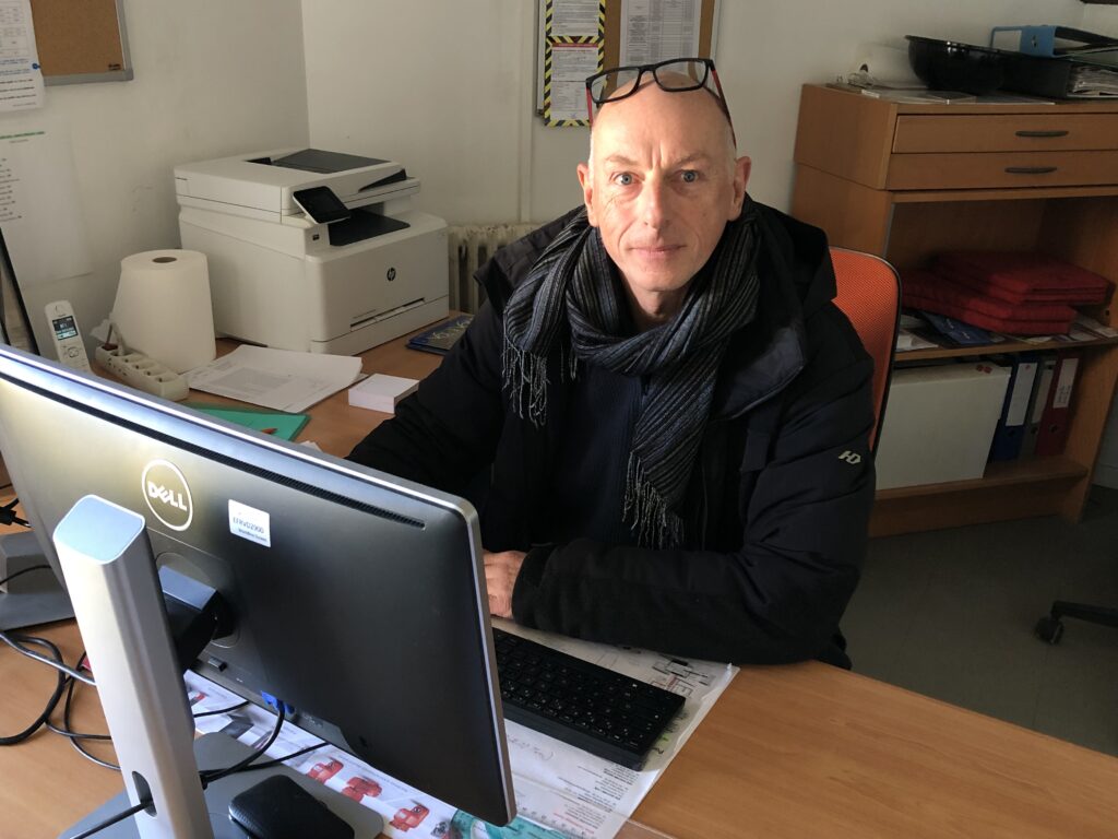 Frédéric dans la bureau du chef pilote, devant l'ordinateur en train de passer son théorique.