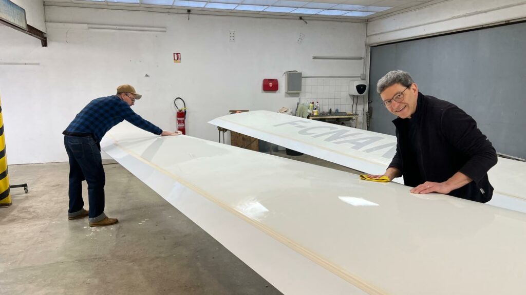 Christophe et Philippe en train de lustrer les ailes du Janus. Attention, il faut que sa brille.