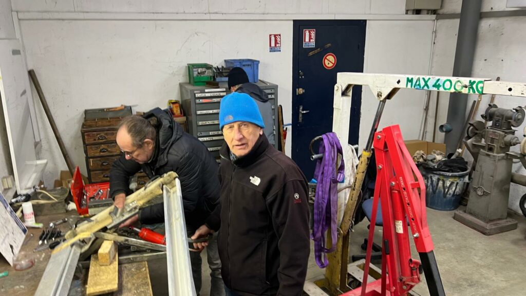 Marc et Bruno J réparent la rampe d'accès d'une remorque