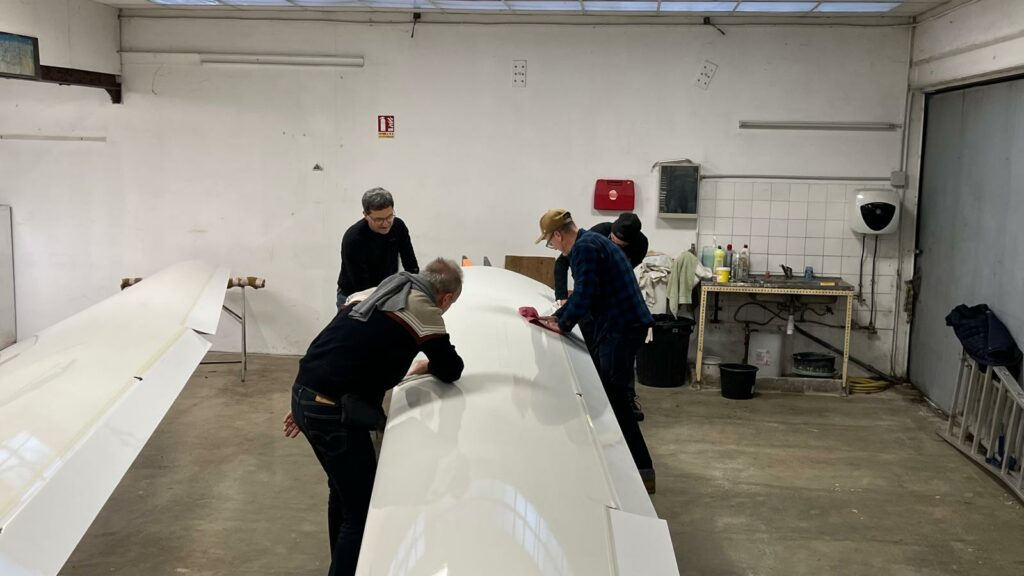 Beaucoup de monde s'appliquent à passer du polish sur les ailes du Janus 