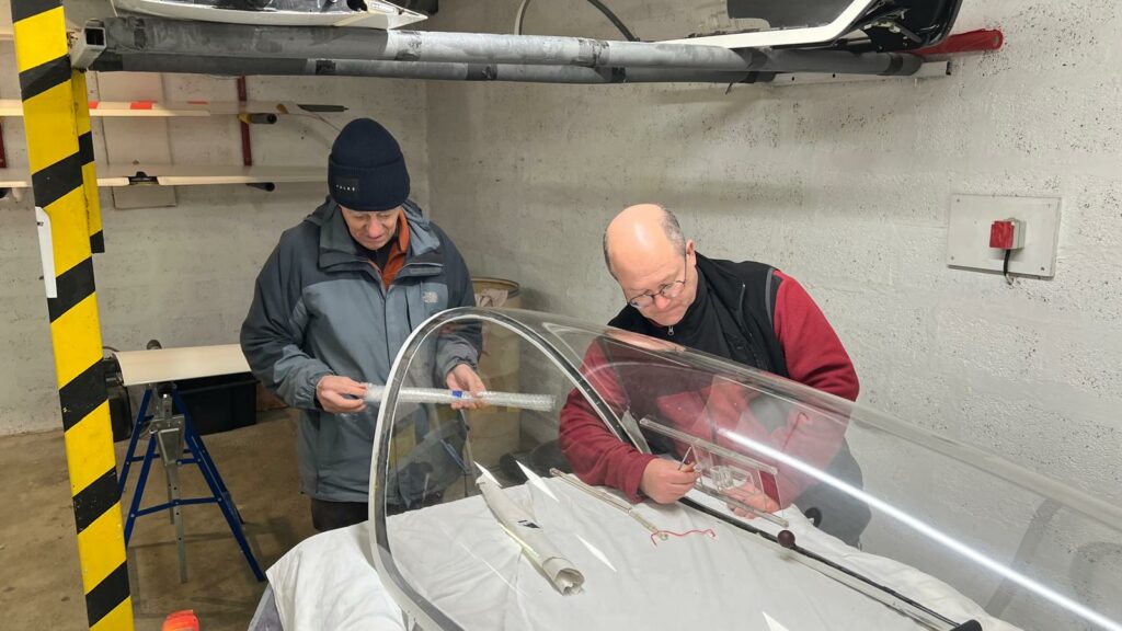 Sylvain et Paul en train de remonter la verrière du Janus